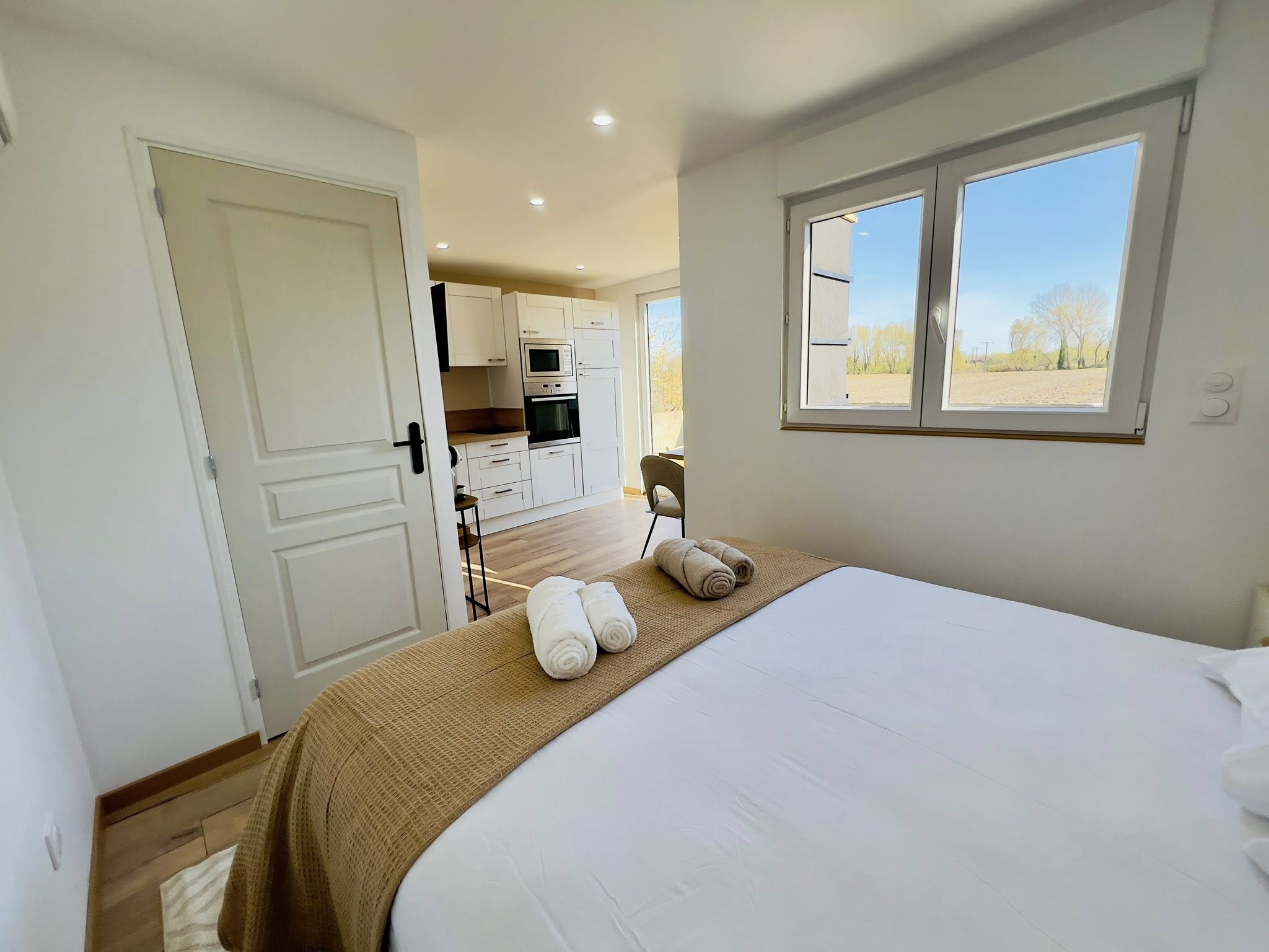 Chambre lumineuse avec vue sur les champs